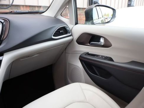Used 2018 Chrysler Pacifica Touring-L Plus FWD image 50