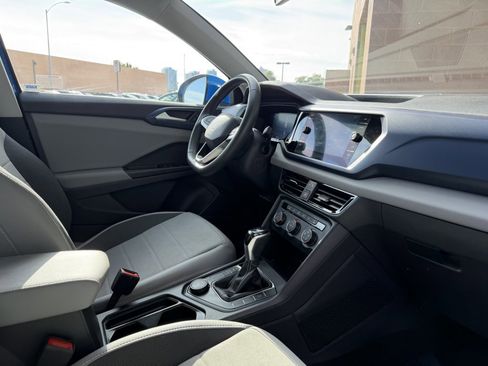 Used 2022 Volkswagen Taos SE w/ Panoramic Sunroof Package image 39