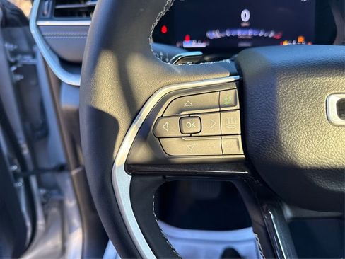 Used 2023 Jeep Grand Cherokee Altitude image 34