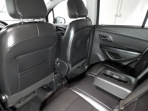 Used 2021 Chevrolet Trax LT w/ Premium Seat Package AWD/4WD image 9