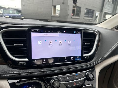 Used 2023 Chrysler Pacifica Limited w/ Uconnect Theater Family Group FWD image 14