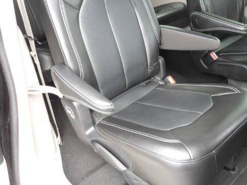 Used 2024 Chrysler Pacifica Touring-L FWD image 23