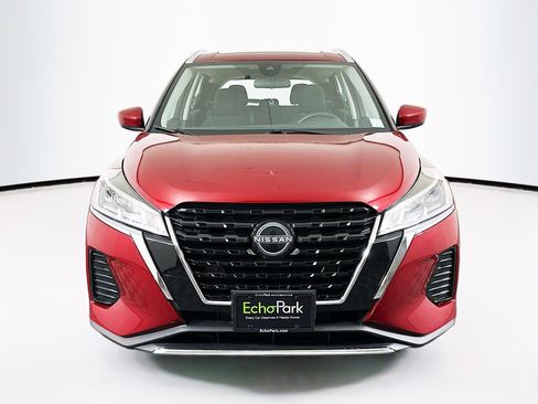 Used 2024 Nissan Kicks SV image 2