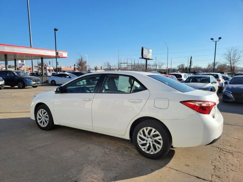 Used 2018 Toyota Corolla LE image 5