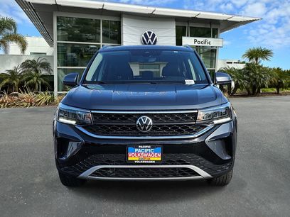 Used 2023 Volkswagen Taos SE w/ Black Wheel Package