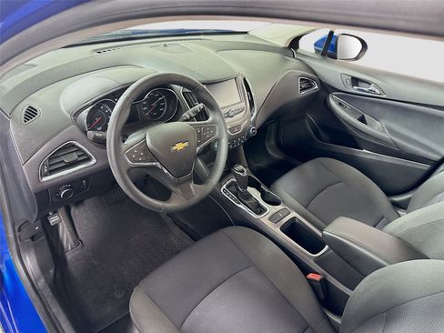 Used 2017 Chevrolet Cruze LT w/ Convenience Package image 3