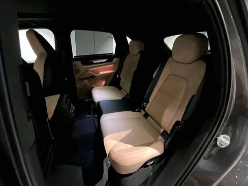 Used 2025 Porsche Cayenne S image 31