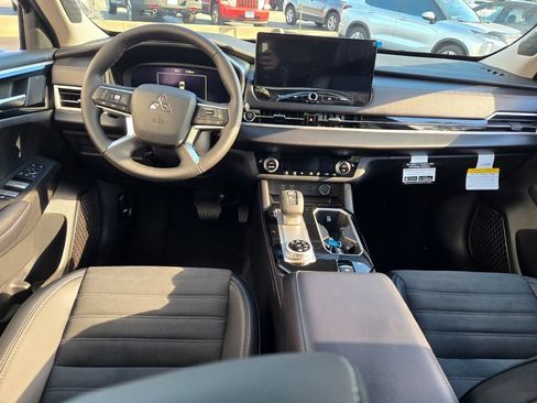 New 2025 Mitsubishi Outlander SE image 14