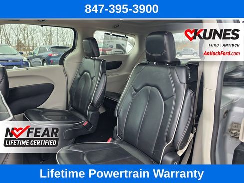 Used 2023 Chrysler Pacifica Limited image 25
