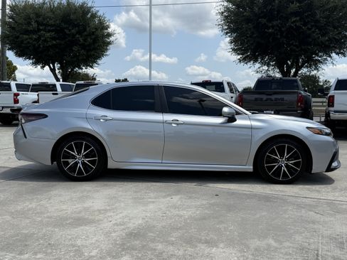 Used 2023 Toyota Camry SE FWD image 3