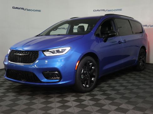 New 2026 Chrysler Pacifica Limited image 13