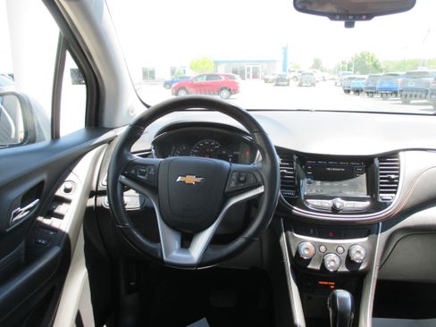 Used 2019 Chevrolet Trax LT w/ LT Convenience Package AWD/4WD image 12