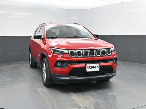 Used 2024 Jeep Compass Latitude AWD/4WD image 2