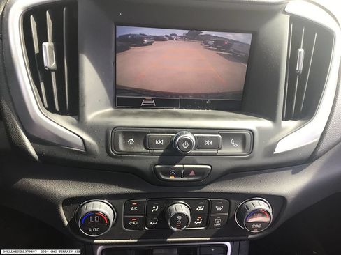 Used 2024 GMC Terrain SLE w/ Driver Convenience Package FWD image 15