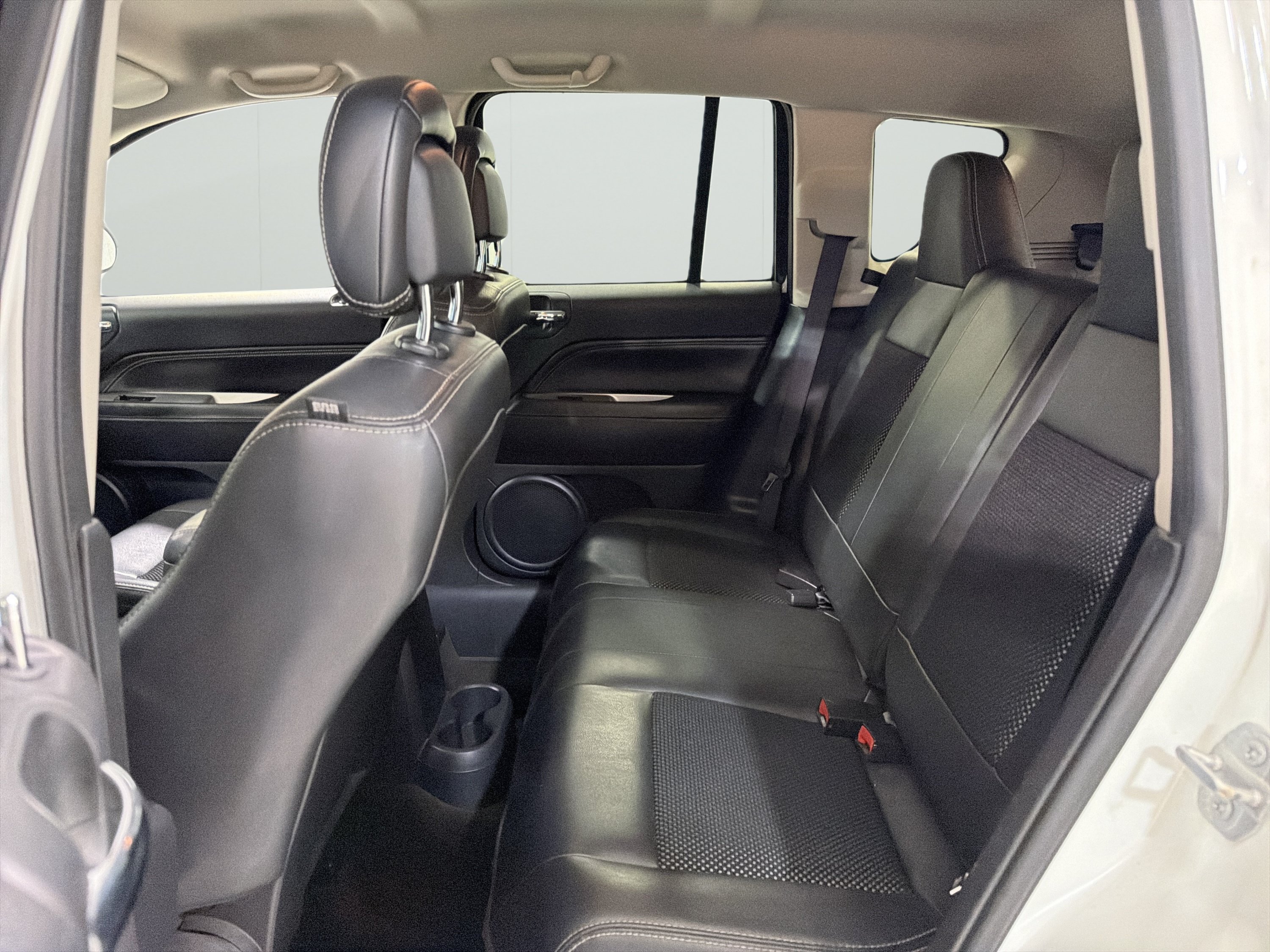Used 2016 Jeep Compass Latitude FWD image 13