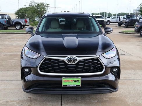 Used 2022 Toyota Highlander XLE image 2