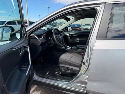 Used 2023 Toyota RAV4 XLE AWD/4WD image 4