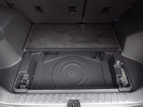 Used 2024 GMC Terrain SLE image 28