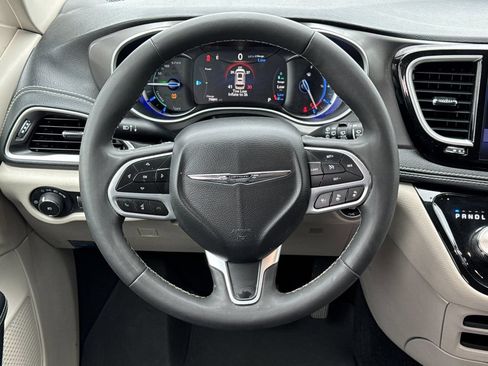 Used 2023 Chrysler Pacifica Touring-L FWD image 14