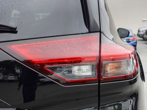 Used 2023 Nissan Rogue SV image 6