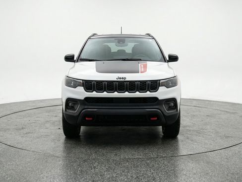 Used 2025 Jeep Compass Trailhawk image 2