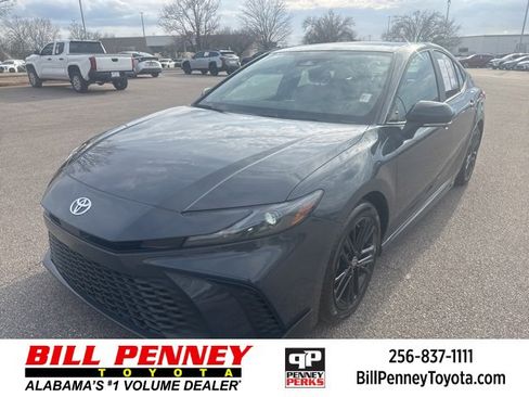 Used 2025 Toyota Camry SE image 1