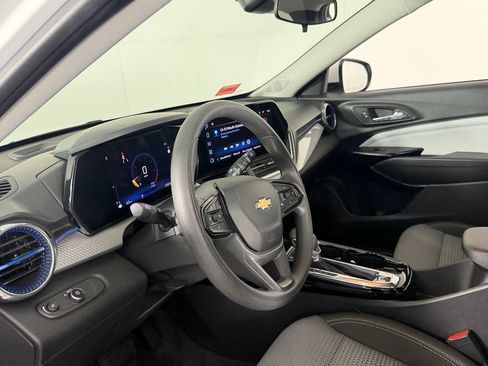 Used 2025 Chevrolet Trax LT FWD image 22