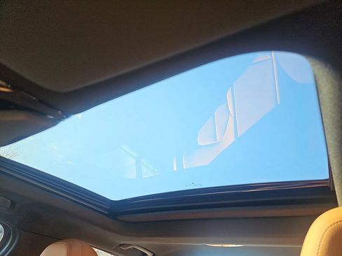 Used 2025 BMW 330i Sedan w/ M Sport Package image 32