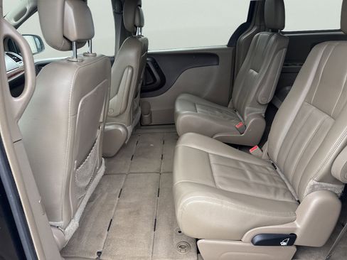 Used 2016 Chrysler Town & Country Touring image 12