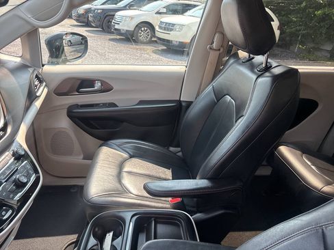 Used 2017 Chrysler Pacifica Touring-L FWD image 14