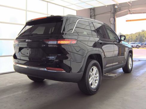 Used 2023 Jeep Grand Cherokee Laredo w/ Luxury Tech Group I AWD/4WD image 6