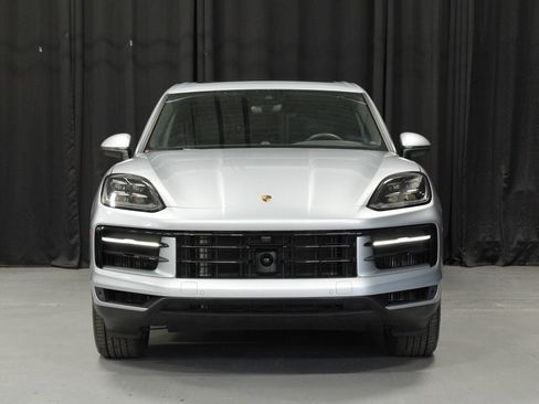 Certified 2025 Porsche Cayenne AWD/4WD image 8