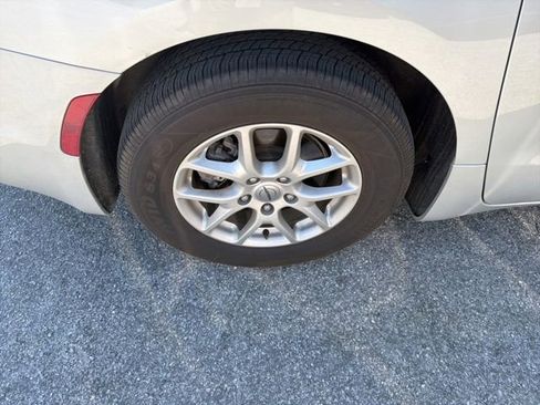 Used 2024 Chrysler Pacifica Touring-L image 6