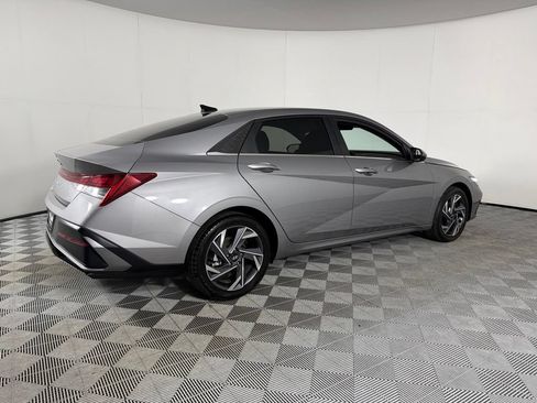 Used 2025 Hyundai Elantra Limited FWD image 7