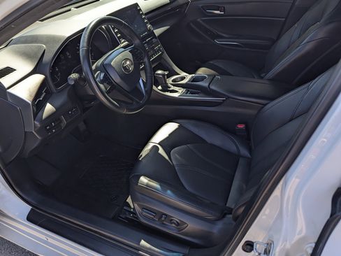 Used 2022 Toyota Avalon XLE image 9