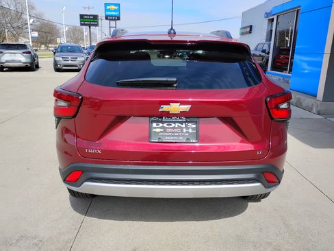 Used 2025 Chevrolet Trax LT w/ LT Convenience Package image 32