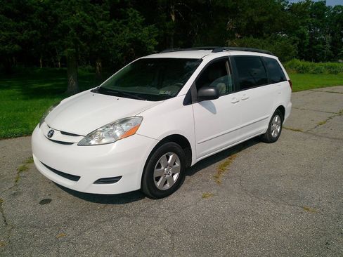Used 2007 Toyota Sienna LE w/ LE Pkg 3 FWD image 2
