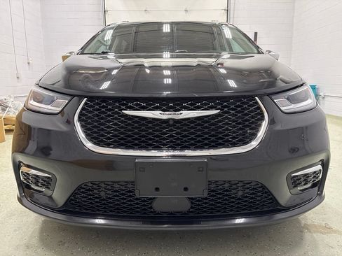 Used 2022 Chrysler Pacifica Limited AWD/4WD image 9