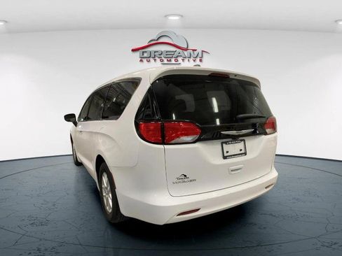 Used 2022 Chrysler Voyager LX FWD image 6