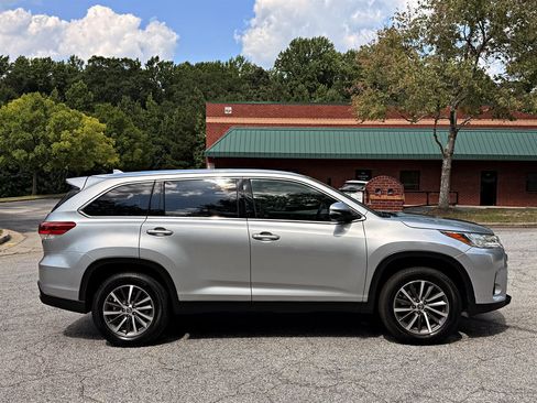 Used 2019 Toyota Highlander XLE FWD image 4