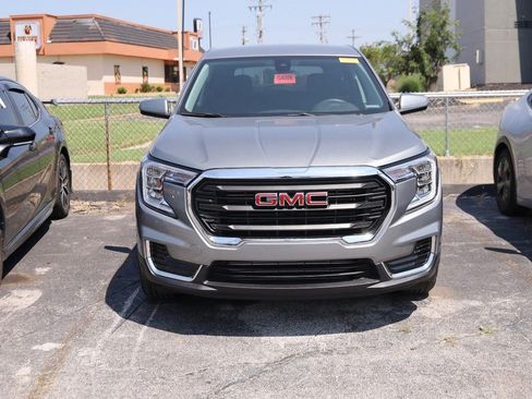 Used 2024 GMC Terrain SLE FWD image 3