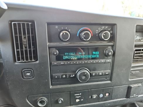 Used 2015 Chevrolet Express 2500 RWD image 17