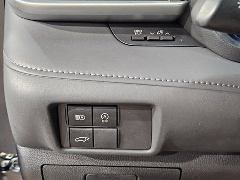 Used 2023 Toyota Highlander XLE AWD/4WD image 26