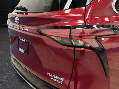 Used 2024 Toyota Sienna Platinum image 36