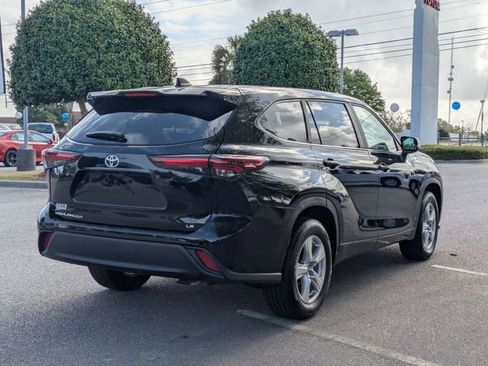 Certified 2025 Toyota Highlander LE FWD image 3