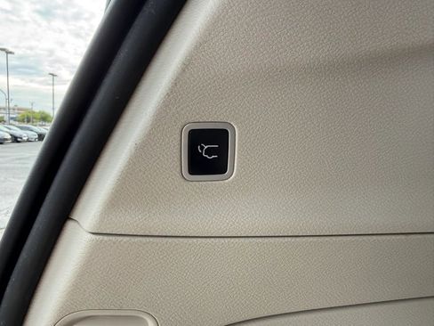 Used 2017 Chrysler Pacifica Touring FWD image 31