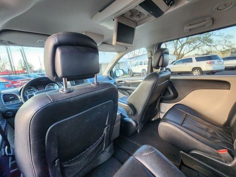 Used 2013 Chrysler Town & Country Touring image 18