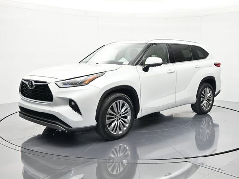 Used 2022 Toyota Highlander Platinum FWD image 1