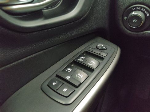 Used 2019 Jeep Cherokee Latitude Plus w/ Cold Weather Group AWD/4WD image 27