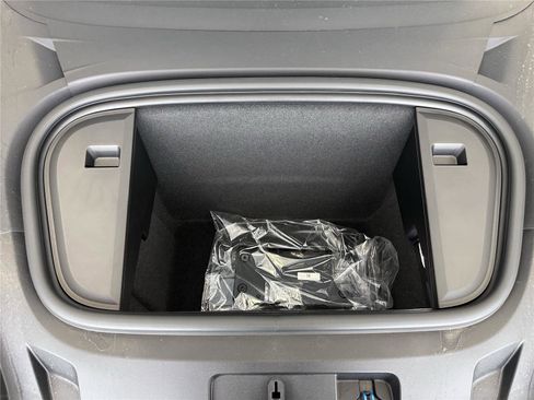 New 2025 Porsche Taycan image 15